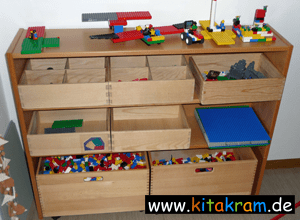 Legoregal-im-Kindergarten30.png
