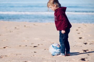 Mädchen spielt am Strand Fussball - Tor, Tor Fingerspiel